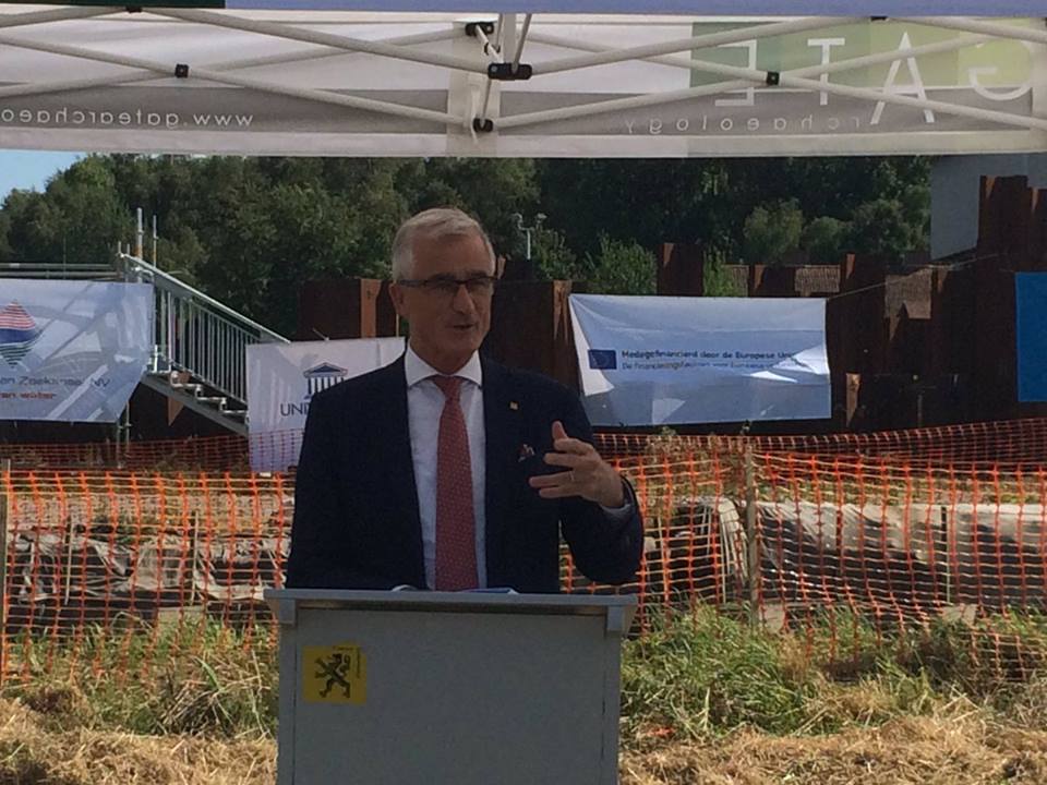 MP Geert Bourgeois op archeologische site in Kerkhove