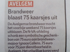N-N-VA Avelgem overhandigt geschenk aan de jarige Avelgemse brandweer.